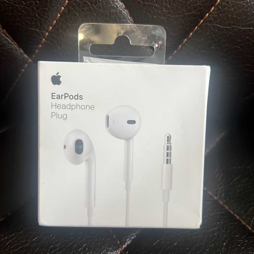Apple EarPods in-Ear Earbuds with Mic and Remote Earbud Headphones White